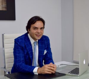 Cambiare un aspetto a una paziente implica una grande responsabilità, però allo stesso tempo dà una enorme soddisfazione. Come medico la cosa più importante è la salute del paziente e come chirurgo plastico la priorità è la sicurezza. La preparazione del chirurgo plastico diventa quindi garanzia importante per la salute e sicurezza del paziente.